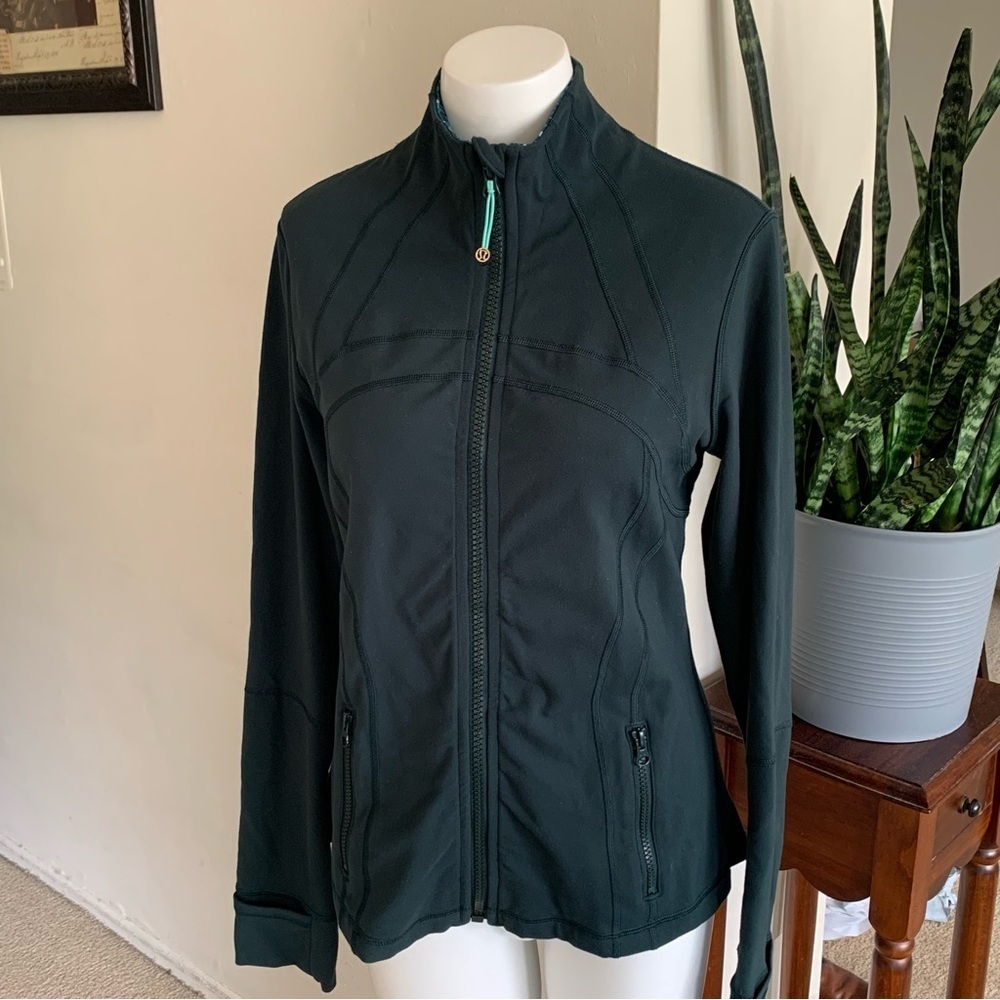 LuLulemon Define Jacket in Forrest Green with Multicolored Collar- Sz-10